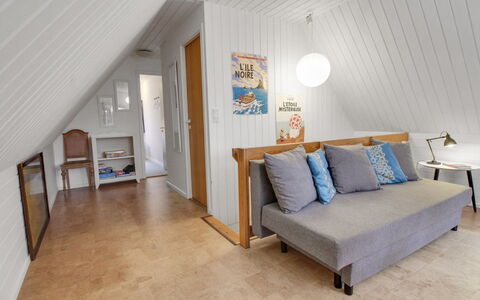 Emilla - 3.8Km from the Sea: Græs, Hus, Tag, Hjem, Sommerhus, Busk, Land Lot, Landdistrikt, Stuehus, Bunddække