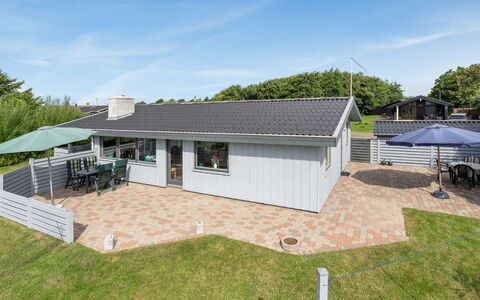 Elise - 800M from the Sea: Bygning, Hus, Vindue, Hjem, Tag, Boligområde, Busk, Sommerhus, Land Lot