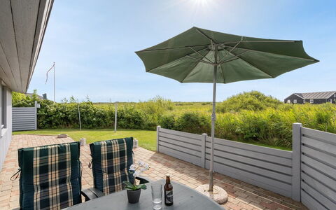 Elise - 800M from the Sea: Bygning, Hus, Vindue, Hjem, Tag, Boligområde, Busk, Sommerhus, Land Lot