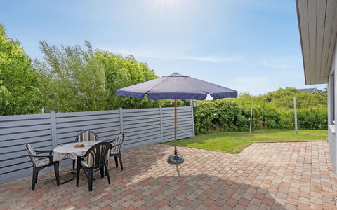 Elise - 800M from the Sea: Bygning, Hus, Vindue, Hjem, Tag, Boligområde, Busk, Sommerhus, Land Lot