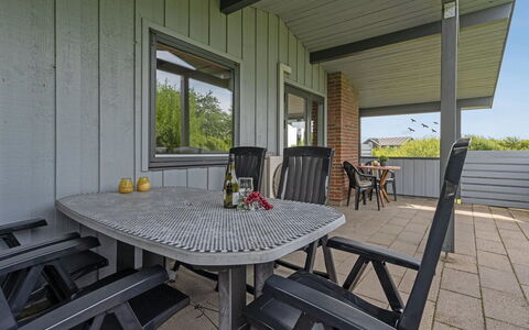 Elise - 800M from the Sea: Bygning, Hus, Vindue, Hjem, Tag, Boligområde, Busk, Sommerhus, Land Lot