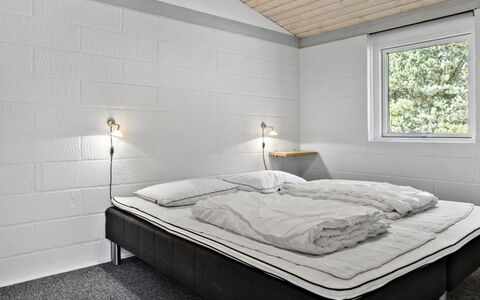Nila - 750M from the Sea: Loft, Soveværelse, Seng, Sengetøj, Bed Frame, Sengetøj, Sengetøj, Lysarmatur