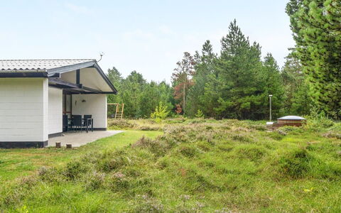 Nila - 750M from the Sea: Græs, Tag, Land Lot, Hjem, Sommerhus, Landdistrikt, Eng, Garden Bygninger, Lawn, Skur