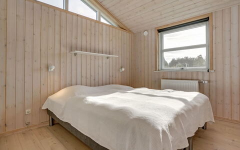 Haghbarth - 2.3Km from the Sea: Træ, Loft, Soveværelse, Hjem, Planke, Hårdttræ, Seng, Bejdse, Sengetøj, Bed Frame