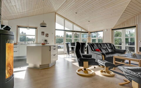 Haghbarth - 2.3Km from the Sea: Træ, Loft, Indretning, Møbel, Hjem, Stue, Lysarmatur, Værelse, Couch, Stol