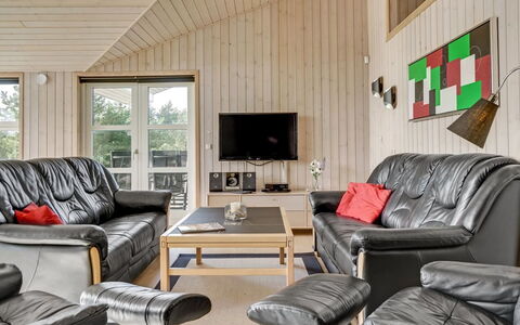 Haghbarth - 2.3Km from the Sea: Træ, Møbel, Loft, Indretning, Stue, Værelse, Couch, Hjem, Etage, Stol