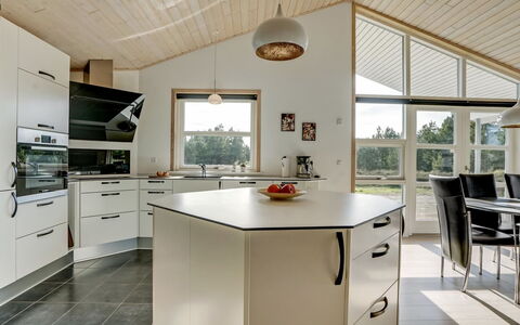 Haghbarth - 2.3Km from the Sea: Indretning, Gulvbelægning, Loft, Træ, Lysarmatur, Køkken, Countertop, Etage, Møbel, Cabinetry