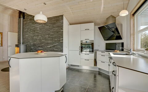 Haghbarth - 2.3Km from the Sea: Loft, Indretning, Træ, Gulvbelægning, Køkken, Lysarmatur, Countertop, Etage, Belysning, Hjem