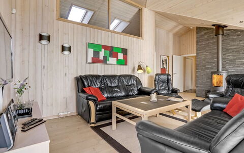 Haghbarth - 2.3Km from the Sea: Møbel, Indretning, Træ, Loft, Gulvbelægning, Værelse, Stue, Etage, Couch, Belysning