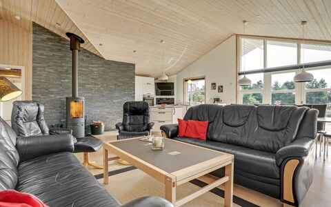 Haghbarth - 2.3Km from the Sea: Træ, Møbel, Loft, Couch, Indretning, Stue, Gulvbelægning, Etage, Hjem