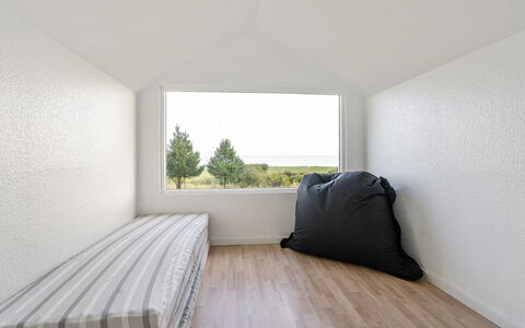 Toralf - 3.5Km from the Sea: Væg, Loft, Indretning, Etage, Gulvbelægning, Dagslys, Stue, Gips, Throw Pillow