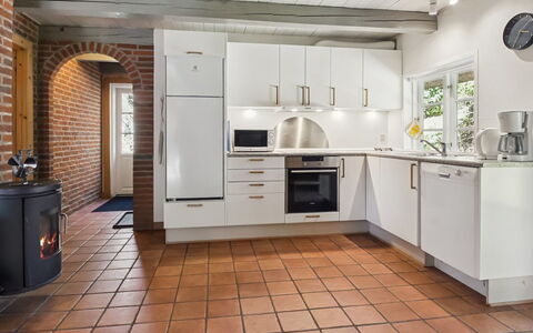 Volmar - 3.5Km from the Sea: Gulvbelægning, Køkken, Indretning, Større Bandage, Etage, Køkken Apparat, Loft, Countertop, Husholdningsapparat, Cabinetry