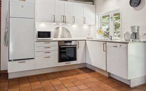 Volmar - 3.5Km from the Sea: Køkken Apparat, Køkken, Større Bandage, Gulvbelægning, Countertop, Cabinetry, Indretning, Husholdningsapparat, Etage, Møbel