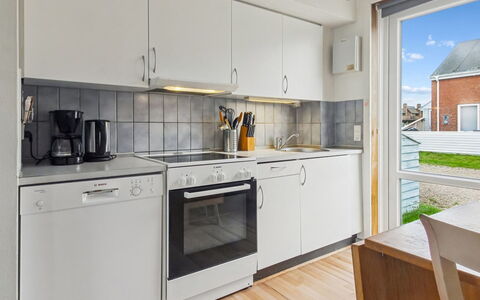 Nilaus - 2.3Km from the Sea: Træ, Køkken, Større Bandage, Lejlighed, Køkken Apparat, Kompositmateriale, Countertop, Køkkenvask, Cabinetry, Komfur