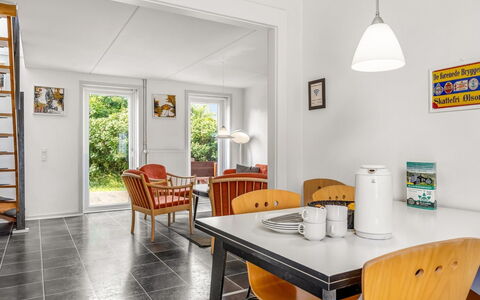 Edly - 2.3Km from the Sea: Møbel, Gulvbelægning, Indretning, Etage, Loft, Stol, Bord, Køkken & Spisebord, Værelse, Spisestue