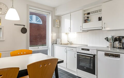 Edly - 2.3Km from the Sea: Køkken, Køkken Apparat, Større Bandage, Gulvbelægning, Loft, Indretning, Countertop, Lejlighed, Etage, Komfur