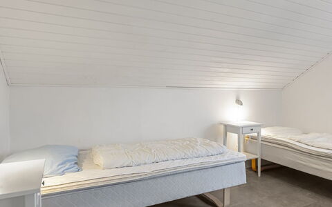 Edly - 2.3Km from the Sea: Træ, Gulvbelægning, Etage, Loft, Indretning, Soveværelse, Værelse, Seng, Sengetøj, Bed Frame