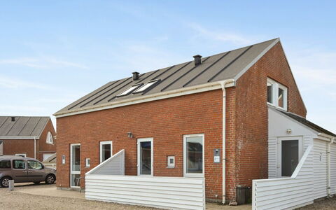Terje - 2.3Km from the Sea: Bygning, Hus, Vindue, Hjem, Tag, Boligområde, Busk, Sommerhus, Land Lot