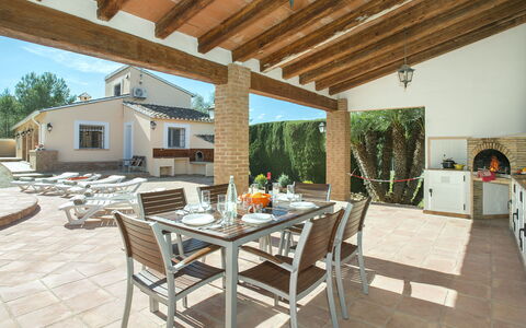 Villa Armonia: Sky, Himmel, Vand, Udendørs Møbler, Skygge, Bord, Udendørs Bord, Stol, Ejerlejlighed, Veranda