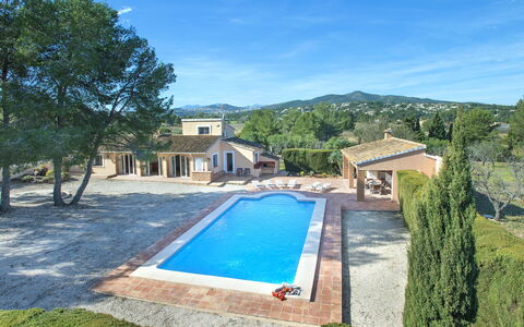 Villa Armonia: Sky, Himmel, Vand, Udendørs Møbler, Skygge, Bord, Udendørs Bord, Stol, Ejerlejlighed, Veranda