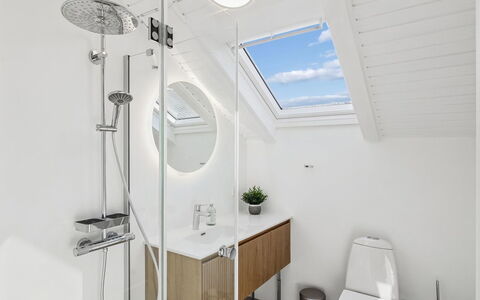 Alfwin - 3Km from the Sea: Sanitærarmatur, Indretning, Badeværelse, Gulvbelægning, Loft, Etage, Håndvask, Tap, Lysarmatur, Badeværelsesvask