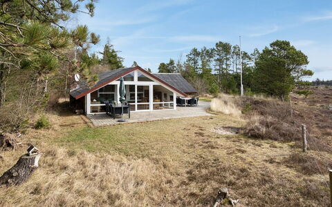 Alfwin - 3Km from the Sea: Bygning, Hus, Vindue, Hjem, Tag, Boligområde, Busk, Sommerhus, Land Lot