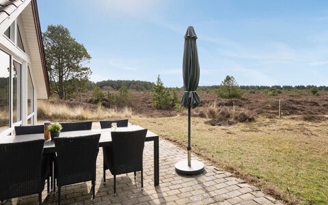 Alfwin - 3Km from the Sea: Bygning, Hus, Vindue, Hjem, Tag, Boligområde, Busk, Sommerhus, Land Lot