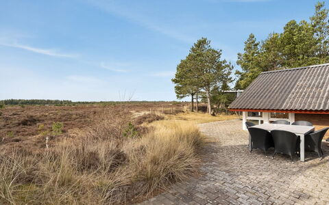 Alfwin - 3Km from the Sea: Bygning, Hus, Vindue, Hjem, Tag, Boligområde, Busk, Sommerhus, Land Lot