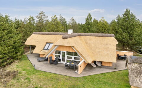 Wale - 3.3Km from the Sea: Lejlighed, Skygge, Altan, Stol, Hegn, Udendørs Møbler, Aluminium, Kunstgræs
