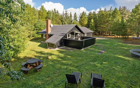 Jul - 900M from the Sea: Sommerhus, Have, Sidespor, Garden Bygninger, Skygge, Gård, Backyard, Lawn, Stuehus, Landscaping