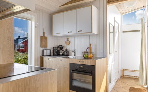 Hermoth - 300M from the Sea: Træ, Køkken, Gulvbelægning, Indretning, Etage, Countertop, Køkken Apparat, Møbel, Loft, Værelse