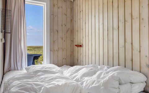 Hermoth - 300M from the Sea: Soveværelse, Sengetøj, Seng, Træ, Sengetøj, Sengetøj, Etage, Gulvbelægning, Bed Frame, Pude