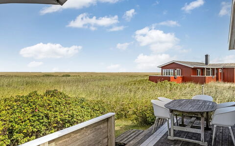 Hermoth - 300M from the Sea: Hjem, Land Lot, Sommerhus, Estate, Veranda, Hårdttræ, Stol, Stuehus, Prærie, Gård