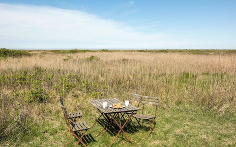 Hermoth - 300M from the Sea: Græs, Grøn, Møbel, Græs-, Naturlige Landskab, Økoregion, Udendørs Møbler, Almindeligt, Sommer, Landskab