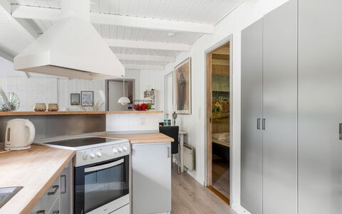 Lin - 2.9Km from the Sea: Køkken, Countertop, Køkken Apparat, Møbel, Indretning, Gulvbelægning, Cabinetry, Større Bandage, Træ, Etage
