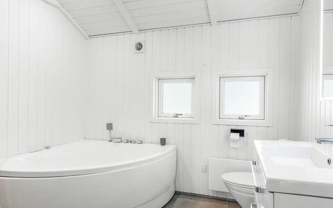 Lin - 2.9Km from the Sea: Sanitærarmatur, Badeværelse, Gulvbelægning, Etage, Indretning, Loft, Tap, Vvs, Håndvask, Badekar