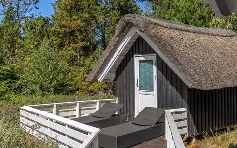 Lin - 2.9Km from the Sea: Træ, Sommerhus, Planke, Veranda, Hårdttræ, Tækning, Naturmateriale, Dæk, Bjælkehytte, Tømmer