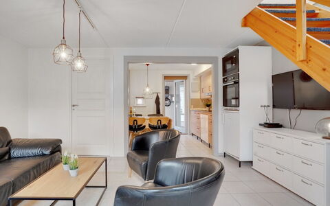 Paula - 2.3Km from the Sea: Møbel, Indretning, Gulvbelægning, Træ, Loft, Couch, Etage, Lysarmatur, Værelse, Stue