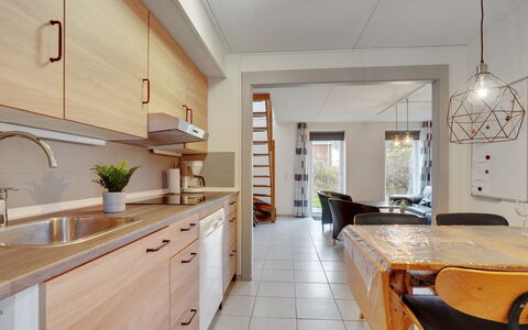 Paula - 2.3Km from the Sea: Møbel, Indretning, Countertop, Gulvbelægning, Køkken, Etage, Væg, Lysarmatur, Cabinetry, Træ