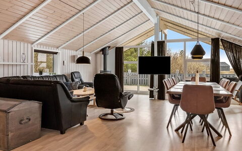 Sakulfuer - 2.5Km from the Sea: Bygning, Hus, Vindue, Hjem, Tag, Boligområde, Busk, Sommerhus, Land Lot