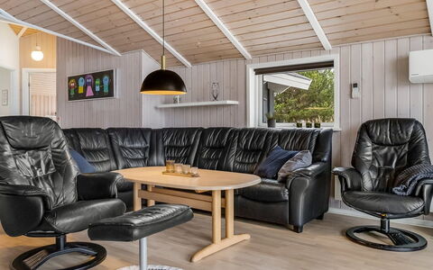 Sakulfuer - 2.5Km from the Sea: Bygning, Hus, Vindue, Hjem, Tag, Boligområde, Busk, Sommerhus, Land Lot