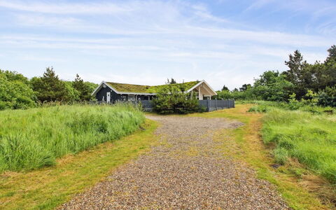 Sakulfuer - 2.5Km from the Sea: Bygning, Hus, Vindue, Hjem, Tag, Boligområde, Busk, Sommerhus, Land Lot