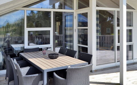 Sakulfuer - 2.5Km from the Sea: Bygning, Hus, Vindue, Hjem, Tag, Boligområde, Busk, Sommerhus, Land Lot