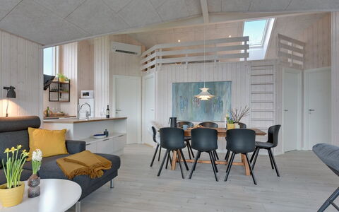 Gubbe - 500M from the Sea: Indretning, Gulvbelægning, Træ, Loft, Etage, Møbel, Lysarmatur, Stue, Værelse, Belysning