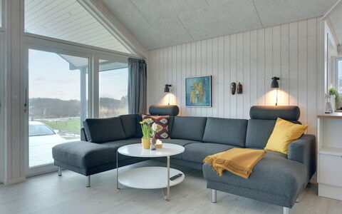 Gubbe - 500M from the Sea: Hjem, Møbel, Stue, Couch, Lampe, Lysarmatur, Kaffebord, Stueplante