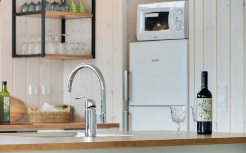 Gubbe - 500M from the Sea: Indretning, Træ, Countertop, Køkken, Køkken Apparat, Belysning, Cabinetry, Gulvbelægning, Møbel, Sanitærarmatur