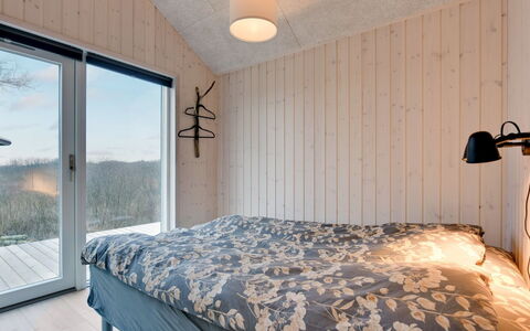 Gubbe - 500M from the Sea: Træ, Soveværelse, Seng, Loft, Indretning, Sengetøj, Hjem, Sengetøj, Bed Frame, Værelse