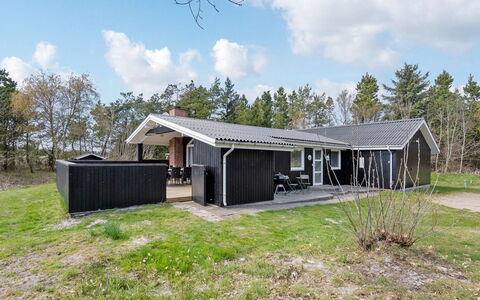 Mikaela - 1Km from the Sea: Græs, Hus, Tag, Hjem, Sommerhus, Busk, Land Lot, Landdistrikt, Stuehus, Bunddække