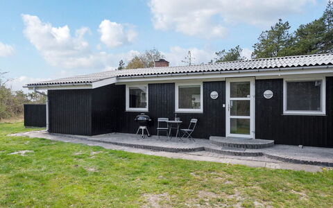 Mikaela - 1Km from the Sea: Græs, Hus, Tag, Hjem, Sommerhus, Busk, Land Lot, Landdistrikt, Stuehus, Bunddække