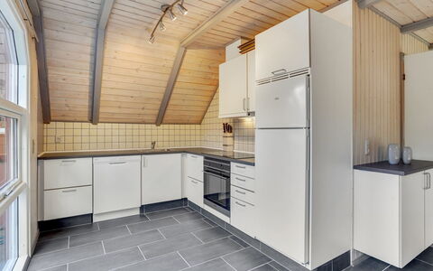 Gunlög - 3.1Km from the Sea: Træ, Gulvbelægning, Køkken, Loft, Etage, Countertop, Værelse, Lejlighed, Trægulve, Hårdttræ